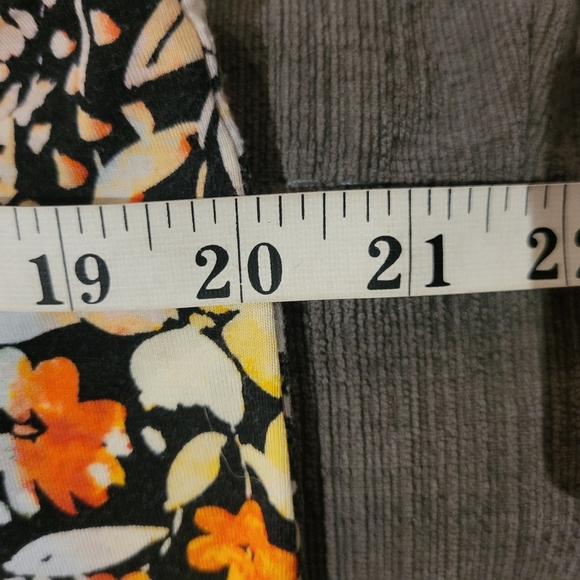 Cable & Gauge Floral Sleeveless Women's Top - Picture 4 of 4